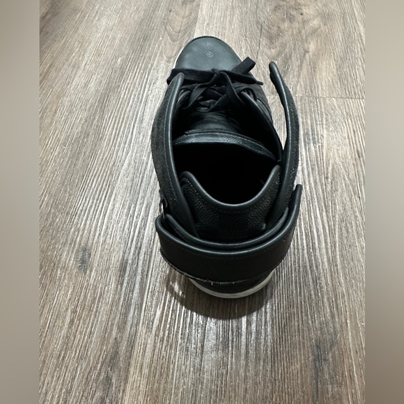 Louis Vuitton Men’s sneaker just the right shoe - Picture 6 of 7